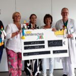 Mitglieder der Julian Stiftung übergeben Spendencheck an den Vorstand der Main-Kinzig-Kliniken.