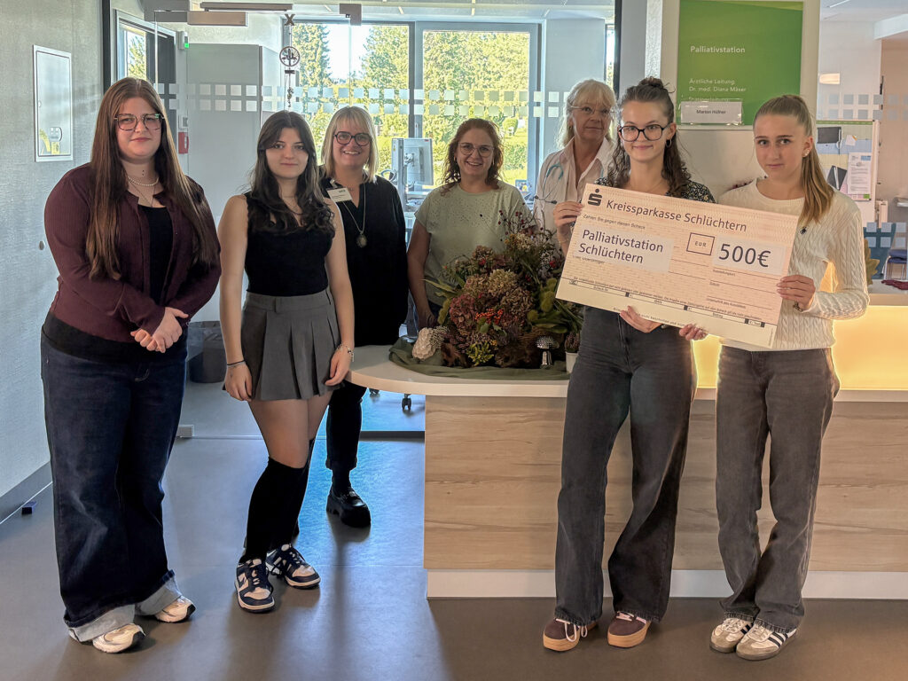 Schülerinnen der Stadtschule Schlüchtern übergeben Mitarbeiterinnen der Palliativstation einen Spendencheck.
