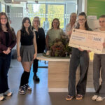 Schülerinnen der Stadtschule Schlüchtern übergeben Mitarbeiterinnen der Palliativstation einen Spendencheck.
