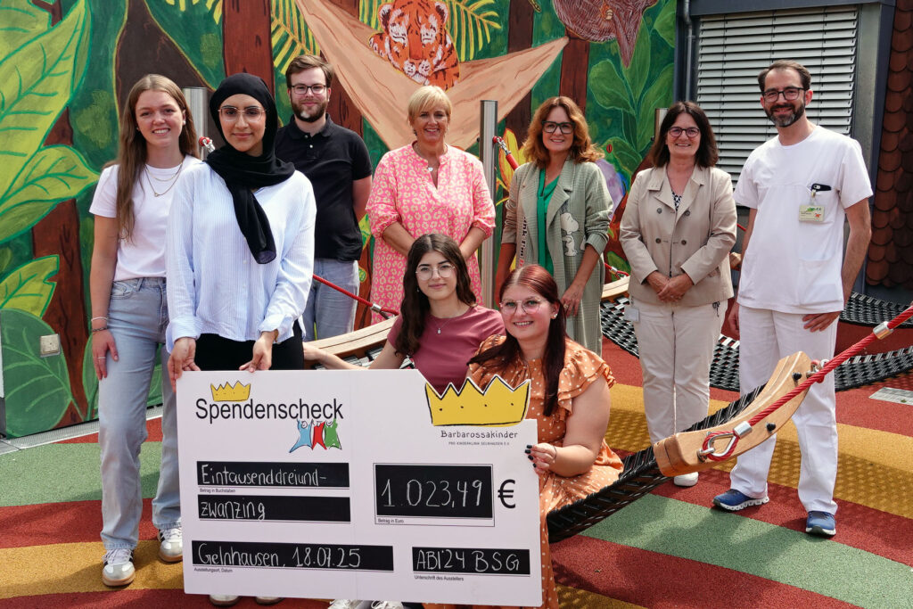 Abschlussklasse 2024 des beruflichen Gymnasiums übergibt Spendenquittung an die Kinderklinik Gelnhausen