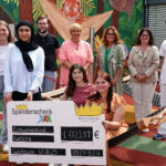 Abschlussklasse 2024 des beruflichen Gymnasiums übergibt Spendenquittung an die Kinderklinik Gelnhausen