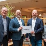Der Vorstand der Stadtwerke Gelnhausen übergibt dem Vorstand der Main-Kinzig-Kliniken einen Spendencheck.