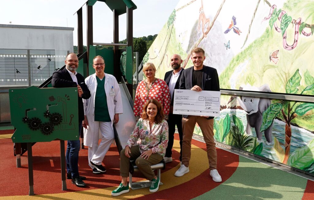 de-bit Computer-Service GmbH übergibt einen Spendencheck an Barbarossakinder e.V. anlässlich 25-jährigen Firmenjubiläums