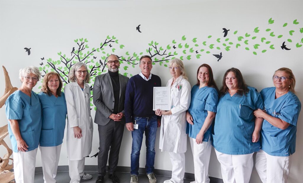 Die Landesärzte Kammer überreicht Mitarbeitenden der Main-Kinzig-Kliniken eine Urkunde über die volle Weiterbildungsermächtigung für Palliativmedizin