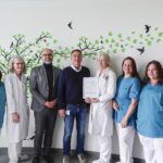 Die Landesärzte Kammer überreicht Mitarbeitenden der Main-Kinzig-Kliniken eine Urkunde über die volle Weiterbildungsermächtigung für Palliativmedizin