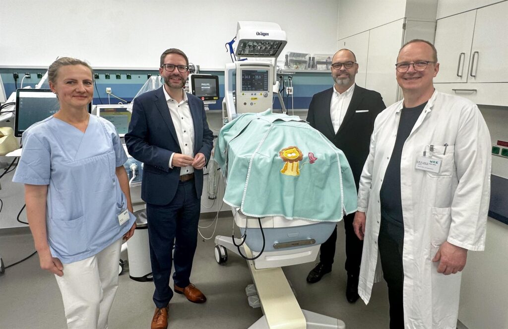 Vorstand und Ärzte der Main-Kinzig-Kliniken präsentieren gemeinsam mit dem Landrat des Main-Kinzig-Kreises medizinisches Gerät zur Versorgung von Frühgeborenen.