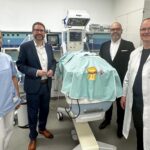 Vorstand und Ärzte der Main-Kinzig-Kliniken präsentieren gemeinsam mit dem Landrat des Main-Kinzig-Kreises medizinisches Gerät zur Versorgung von Frühgeborenen.
